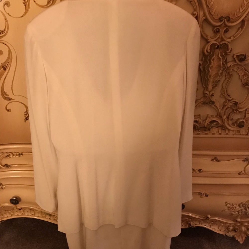 Suit - Picture 5 of 6